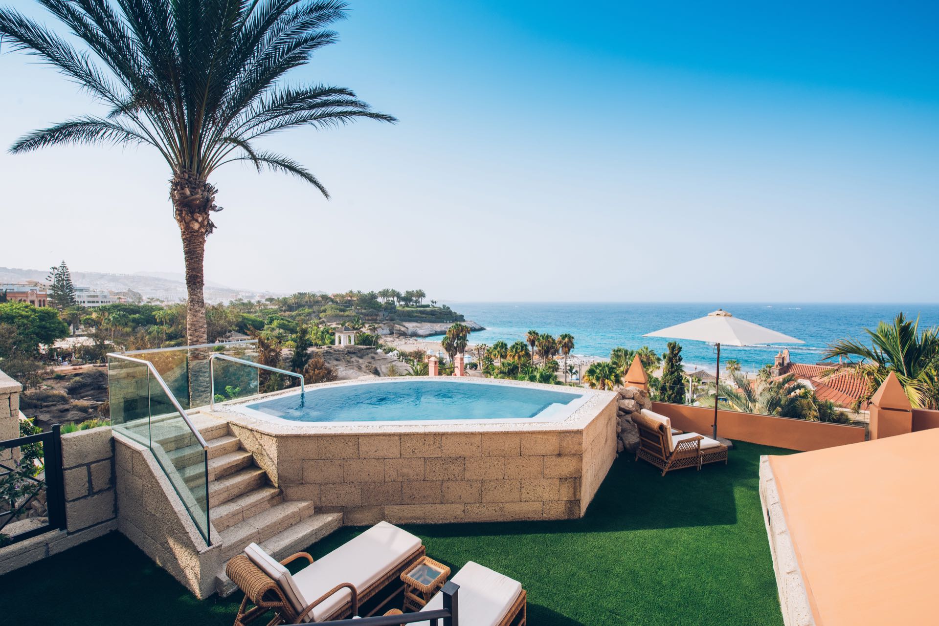 Luxe jacuzzi met zeezicht